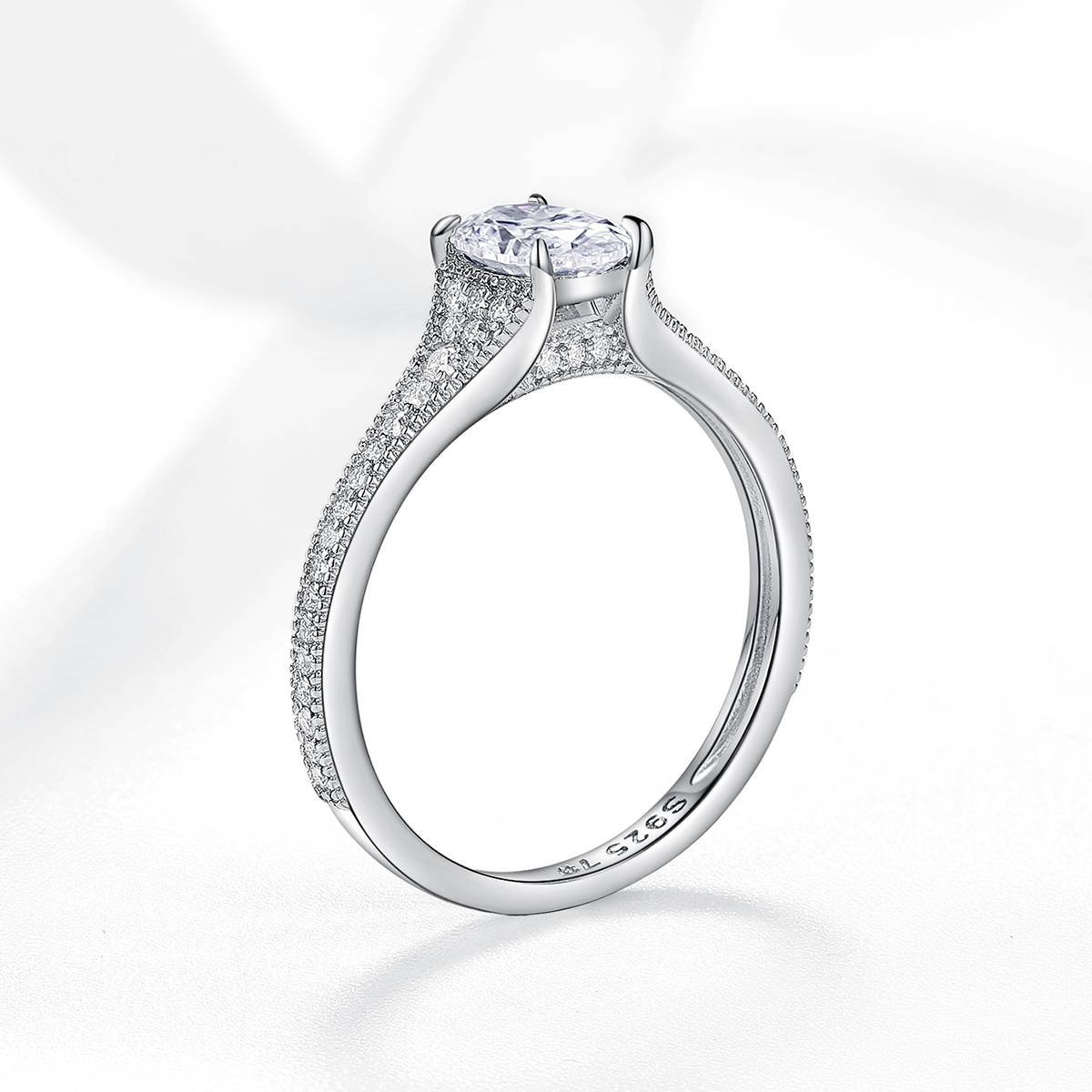 R55098款银镀18K白金蛋形莫桑钻精致订婚戒1.23ct